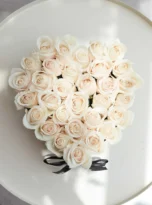 white-roses-heart-box-arrengement-flowrs-in-bogazkent-1.webp
